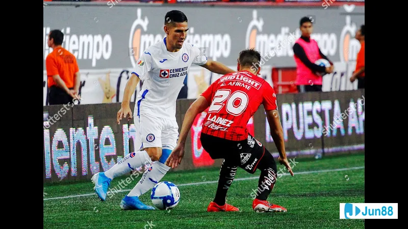 Cầu thủ Club Tijuana với áo đỏ đang tranh chấp quyết liệt với cầu thủ Cruz Azul với áo xanh trên sân cỏ Cầu thủ Club Tijuana với áo đỏ đang tranh chấp quyết liệt với cầu thủ Cruz Azul với áo…