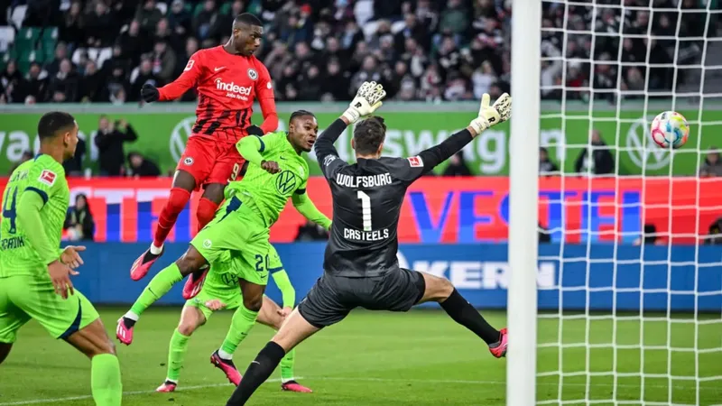 Cầu thủ Frankfurt với sự quyết tâm vượt qua cầu thủ của Wolfsburg trên sân cỏ Cầu thủ Frankfurt với sự quyết tâm vượt qua cầu thủ của Wolfsburg trên sân cỏ